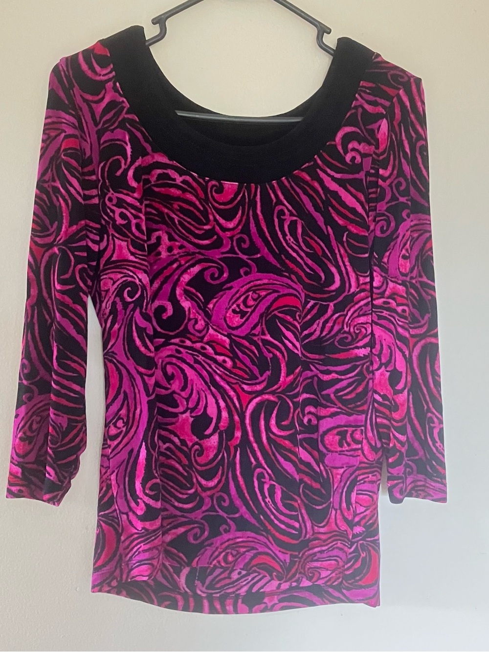 Chico's Travelers Black & Hot Pink Swirl Scoop Neck Long Sleeve Top Size Small